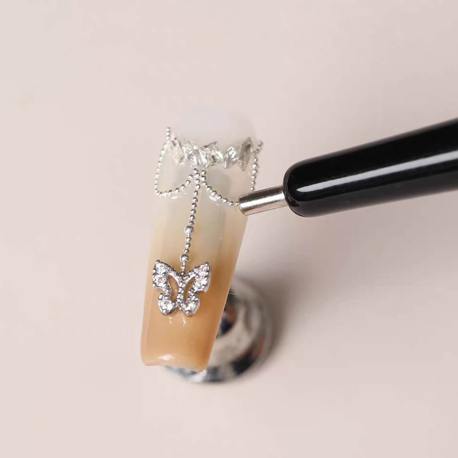 magnetic-nail-caviar-beads-applicator