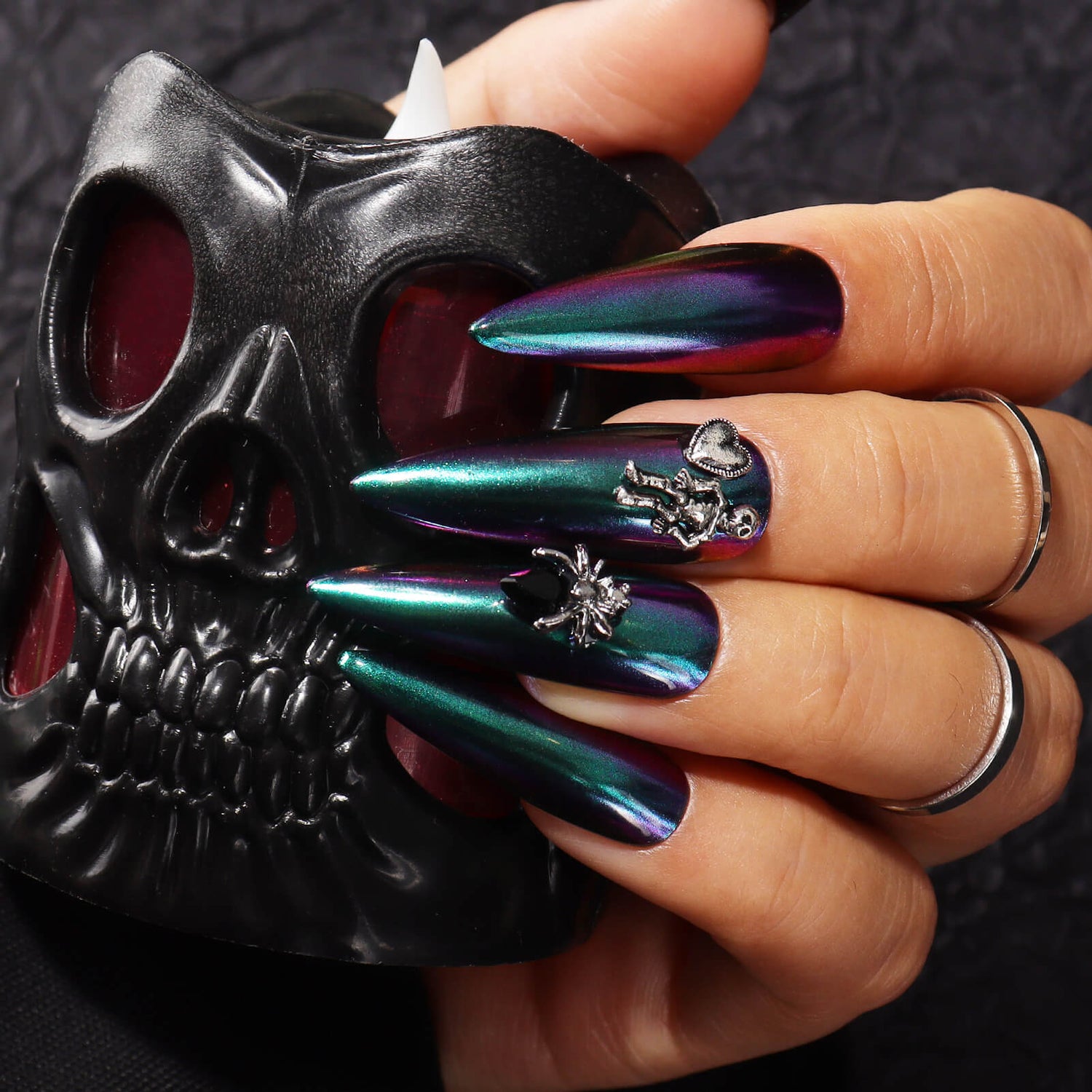 Halloween-chameleon-gree-purple-chrome-nail-design