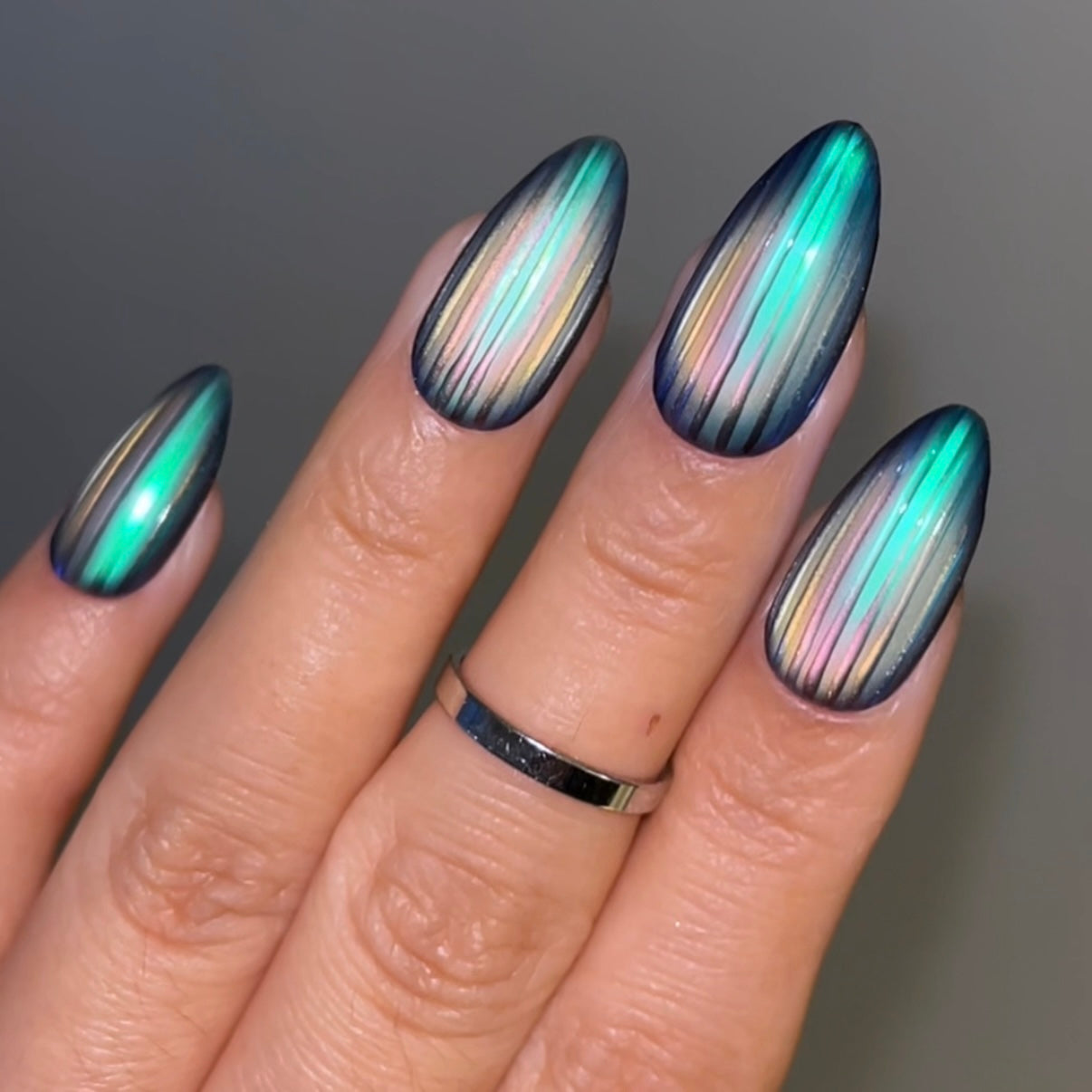 IG-Nail-Trend-Set-Ribbed -Glass-blue